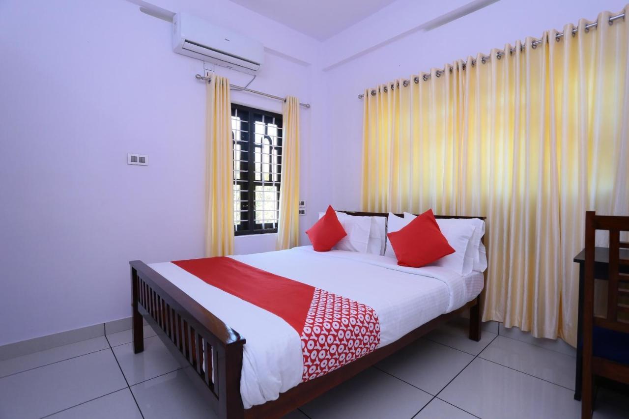 Oyo 26697 United Residency Hotel Kazhakuttam Bagian luar foto