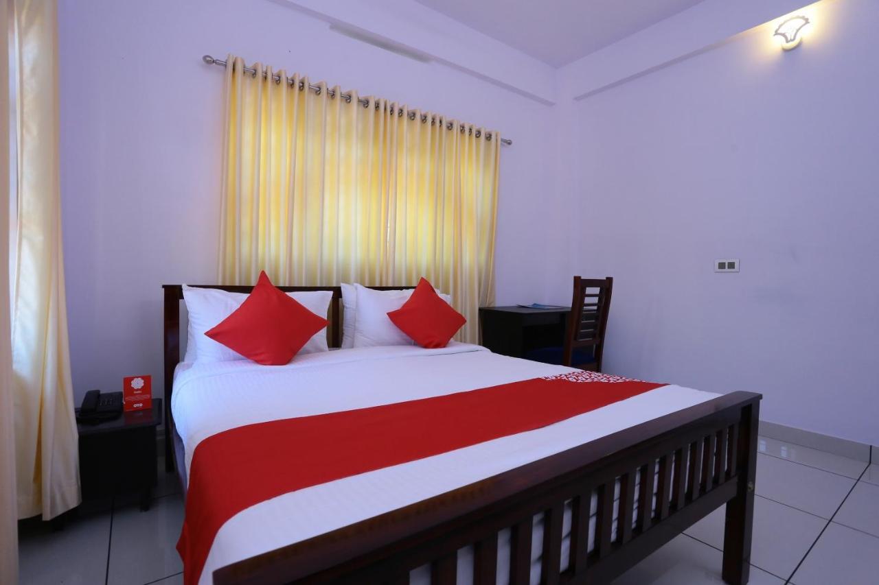 Oyo 26697 United Residency Hotel Kazhakuttam Bagian luar foto