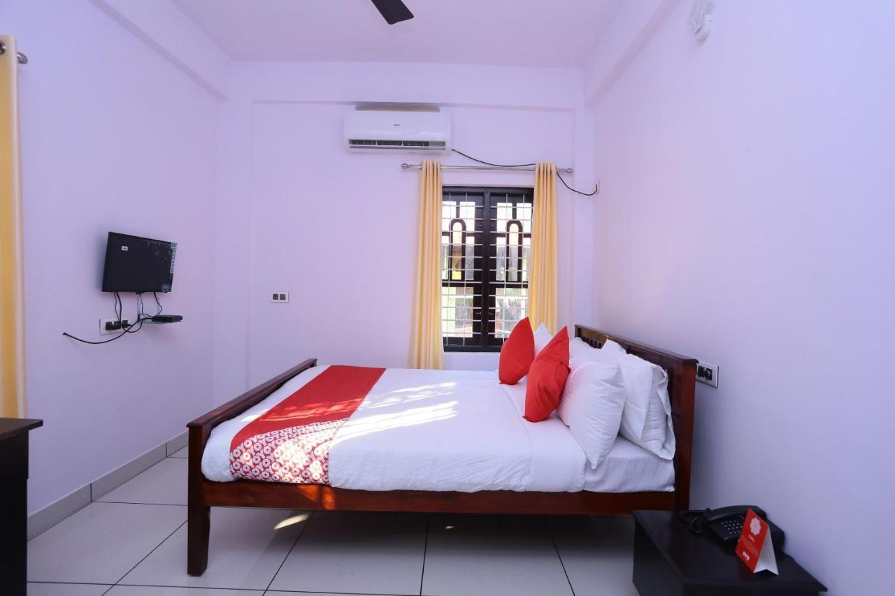 Oyo 26697 United Residency Hotel Kazhakuttam Bagian luar foto