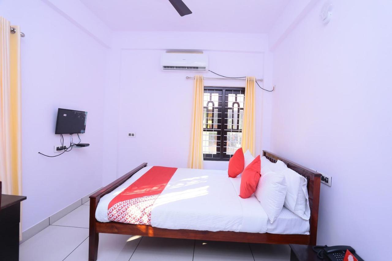 Oyo 26697 United Residency Hotel Kazhakuttam Bagian luar foto