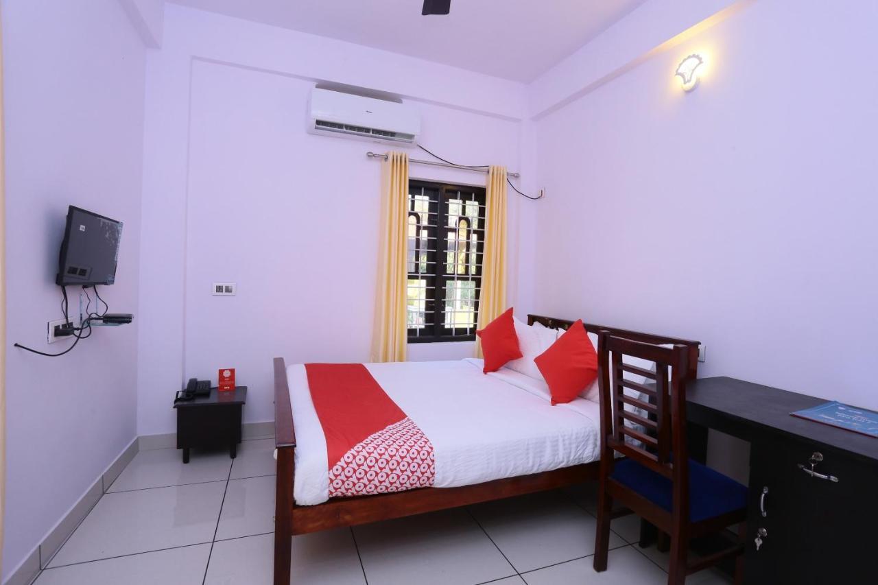 Oyo 26697 United Residency Hotel Kazhakuttam Bagian luar foto