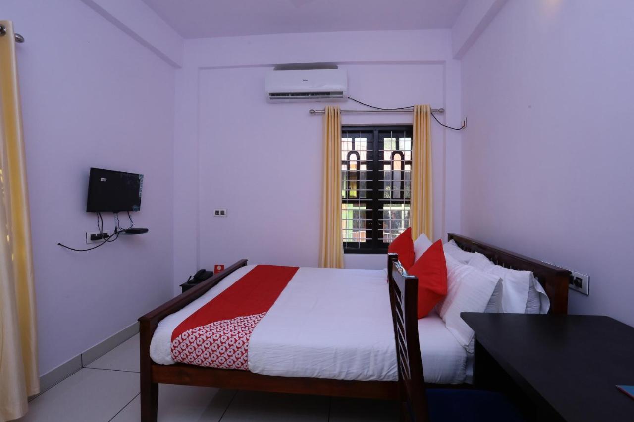 Oyo 26697 United Residency Hotel Kazhakuttam Bagian luar foto