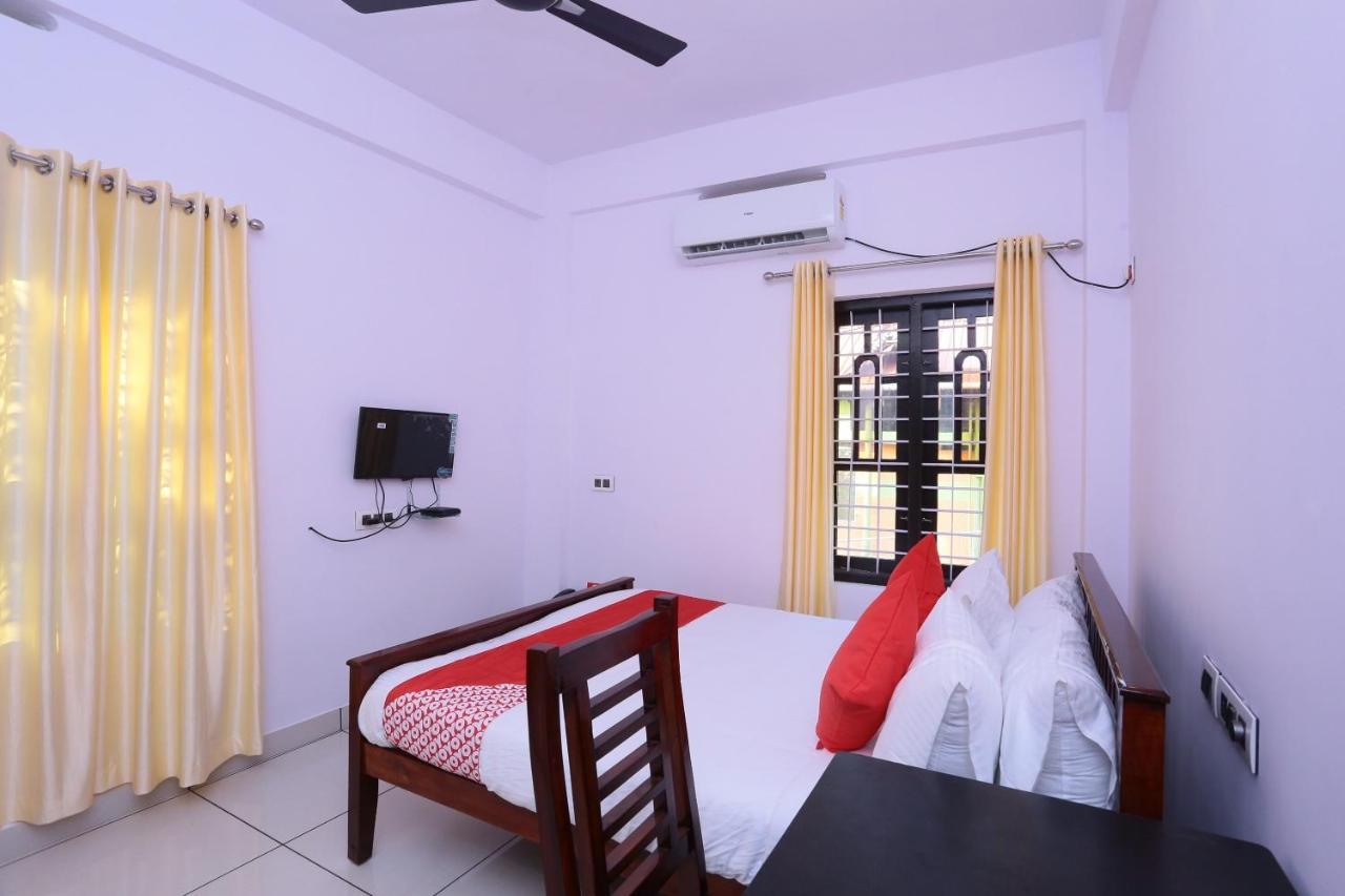 Oyo 26697 United Residency Hotel Kazhakuttam Bagian luar foto