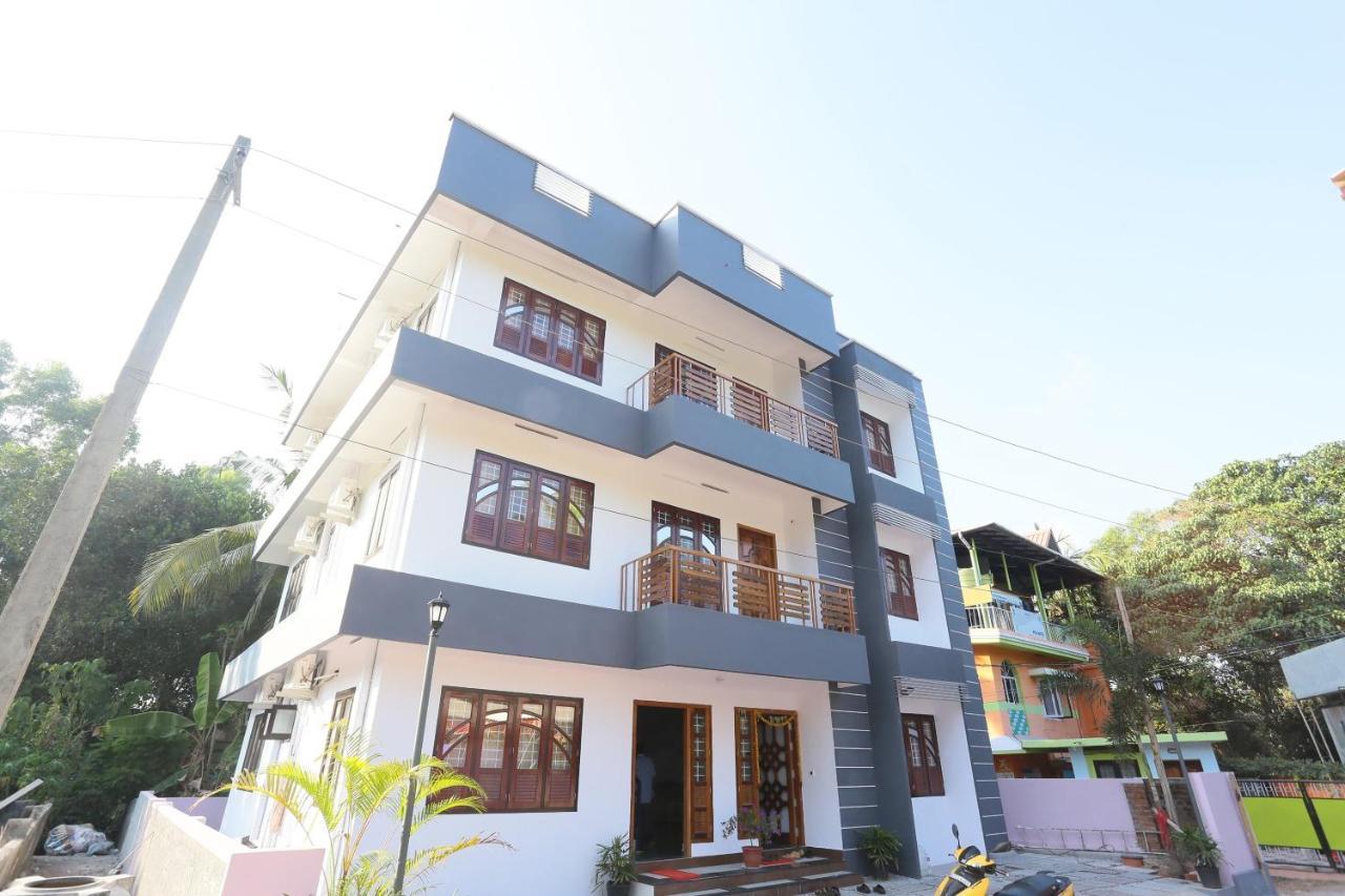 Oyo 26697 United Residency Hotel Kazhakuttam Bagian luar foto