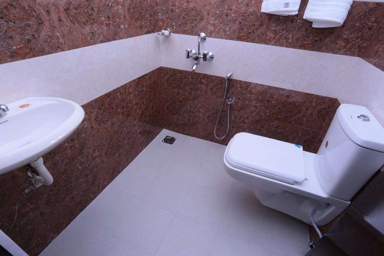 Oyo 26697 United Residency Hotel Kazhakuttam Bagian luar foto