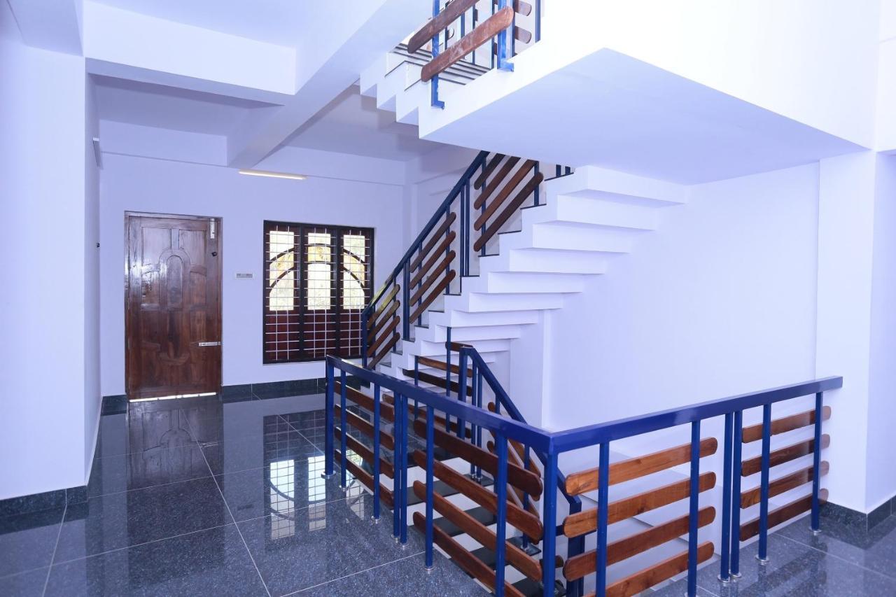 Oyo 26697 United Residency Hotel Kazhakuttam Bagian luar foto