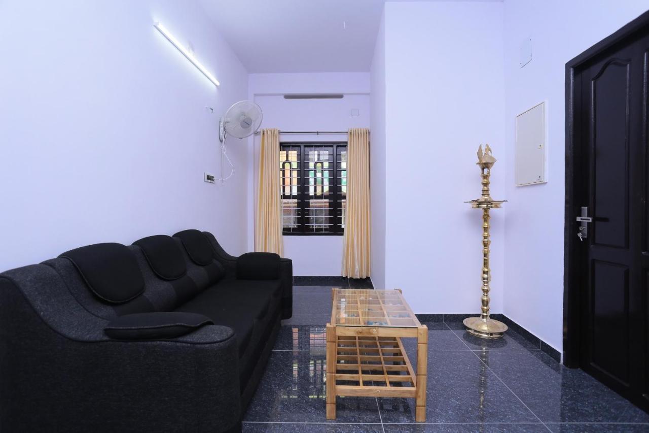Oyo 26697 United Residency Hotel Kazhakuttam Bagian luar foto