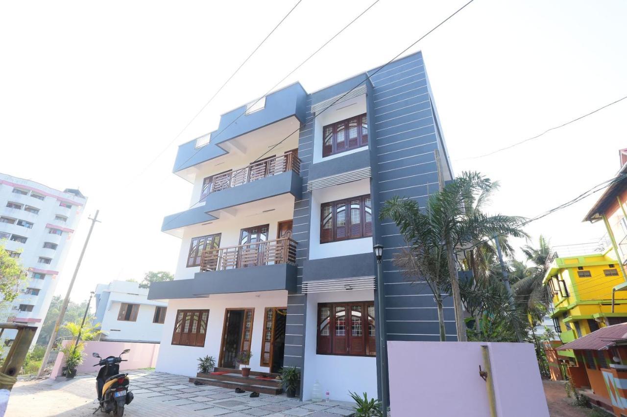 Oyo 26697 United Residency Hotel Kazhakuttam Bagian luar foto