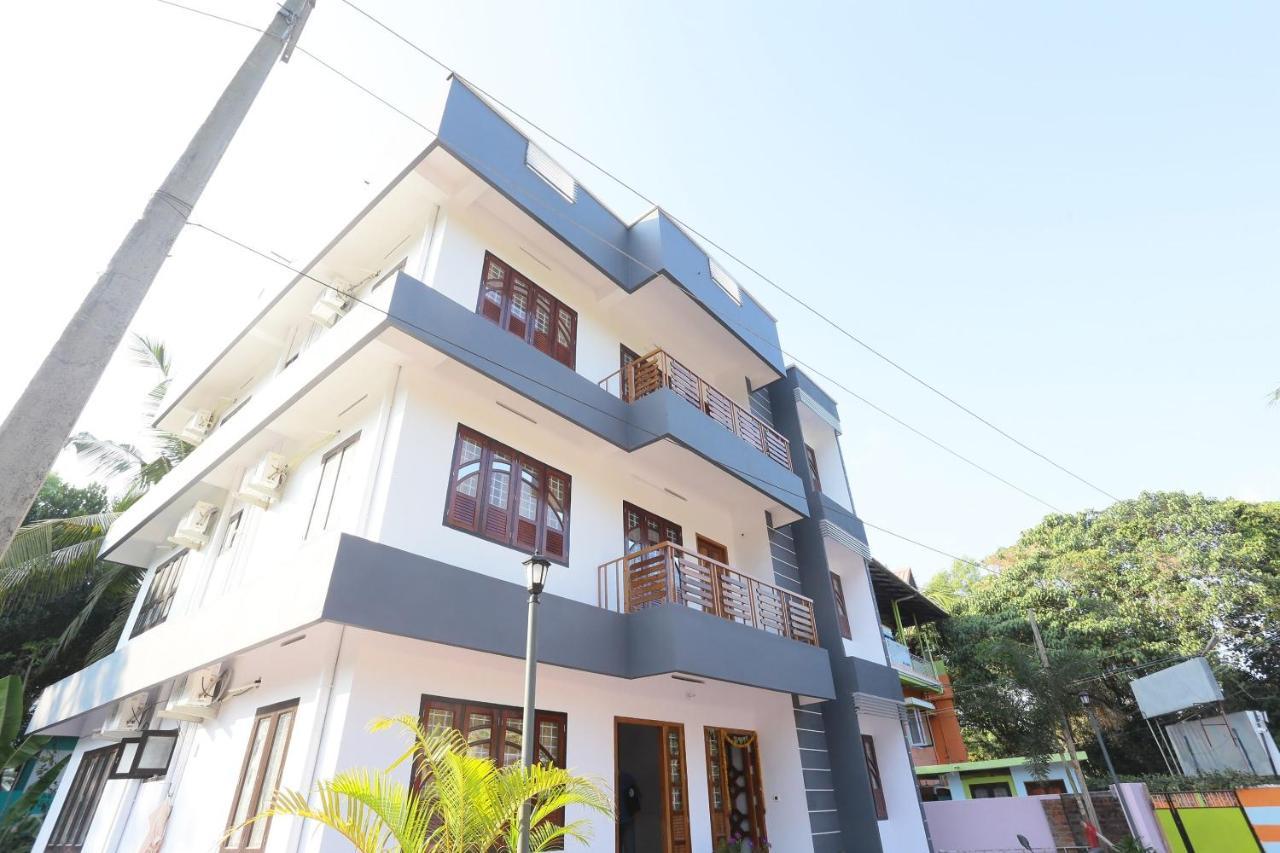 Oyo 26697 United Residency Hotel Kazhakuttam Bagian luar foto